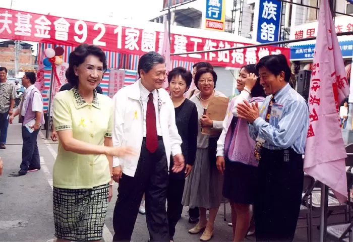 埔里成立「921家園重建工作站」
開辦兒童少年心理創傷復原服務—家扶彩虹屋