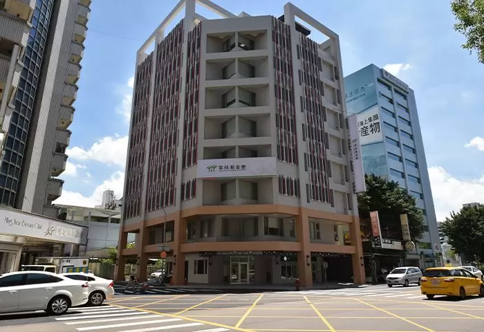 為迎合數位時代需求，及承載國際服務使命，導入全新企業識別系統(CIS)，同年，扶幼館落成，為家扶服務開創新氣象